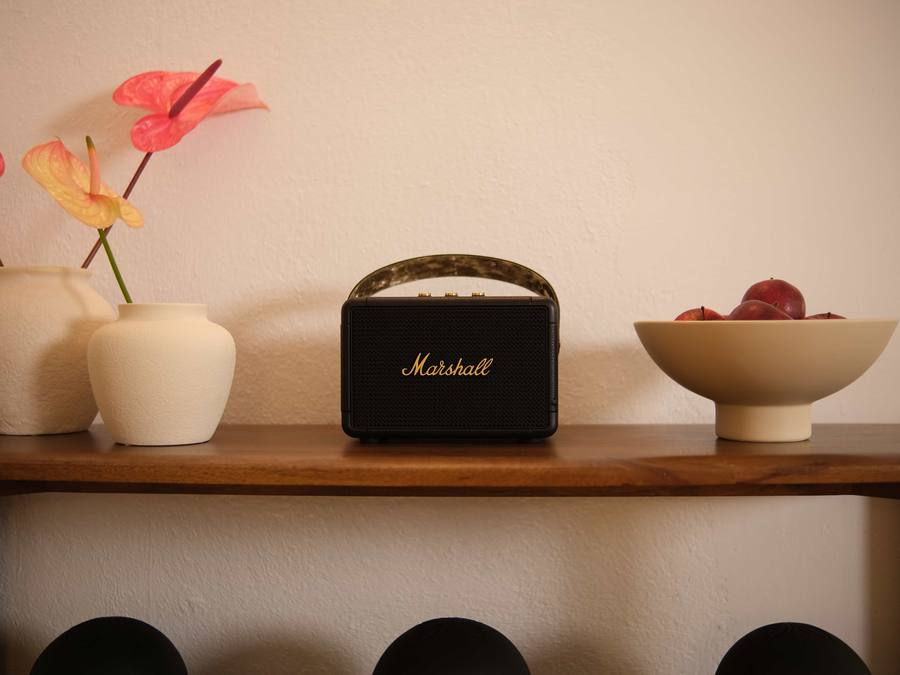 Sideboard mit Musikanlage und Obstschale
