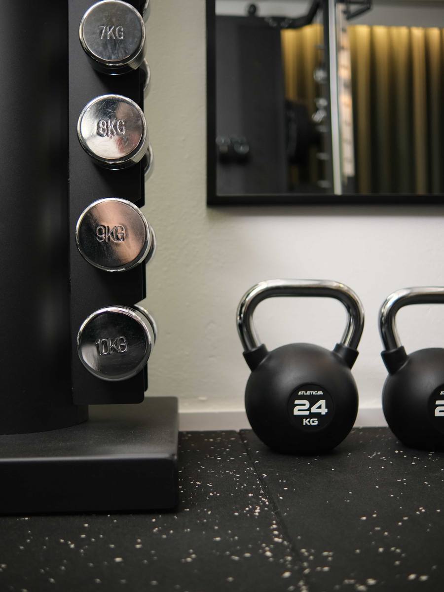 Kurzhantelturm und Kettlebells