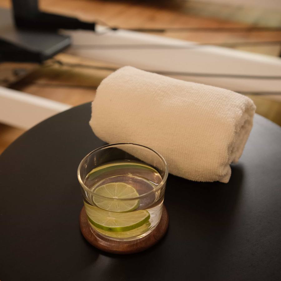 Frisches Handtuch und Infused Water auf einem Beistelltisch